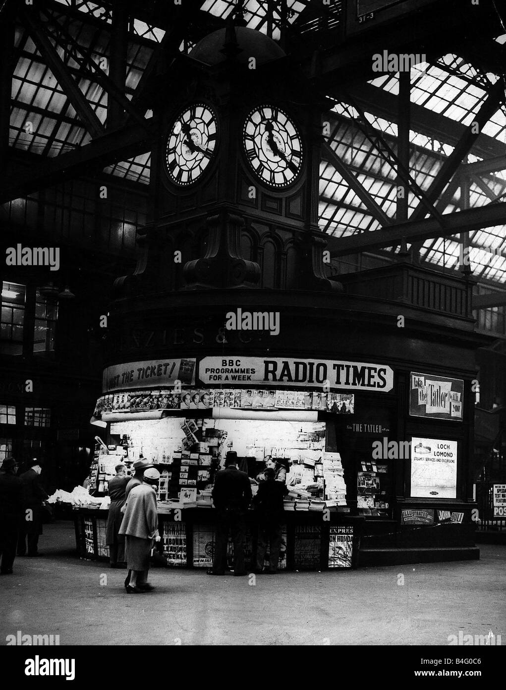 Central Station Glasgow railway news stand clock Circa 1947 Stock Photo