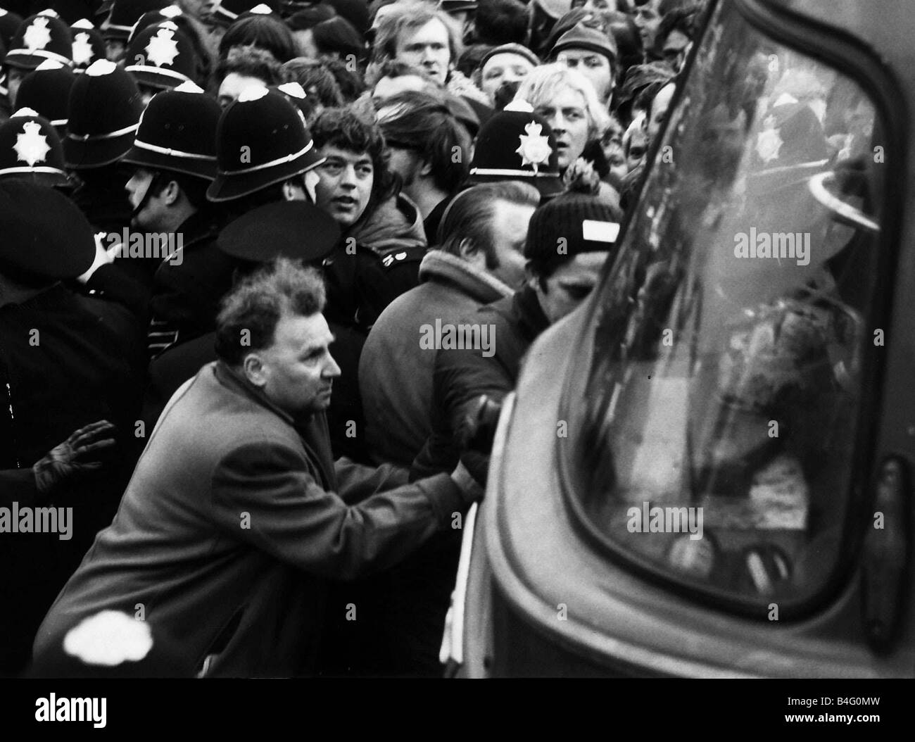Picket line protest 1970s hires stock photography and images Alamy