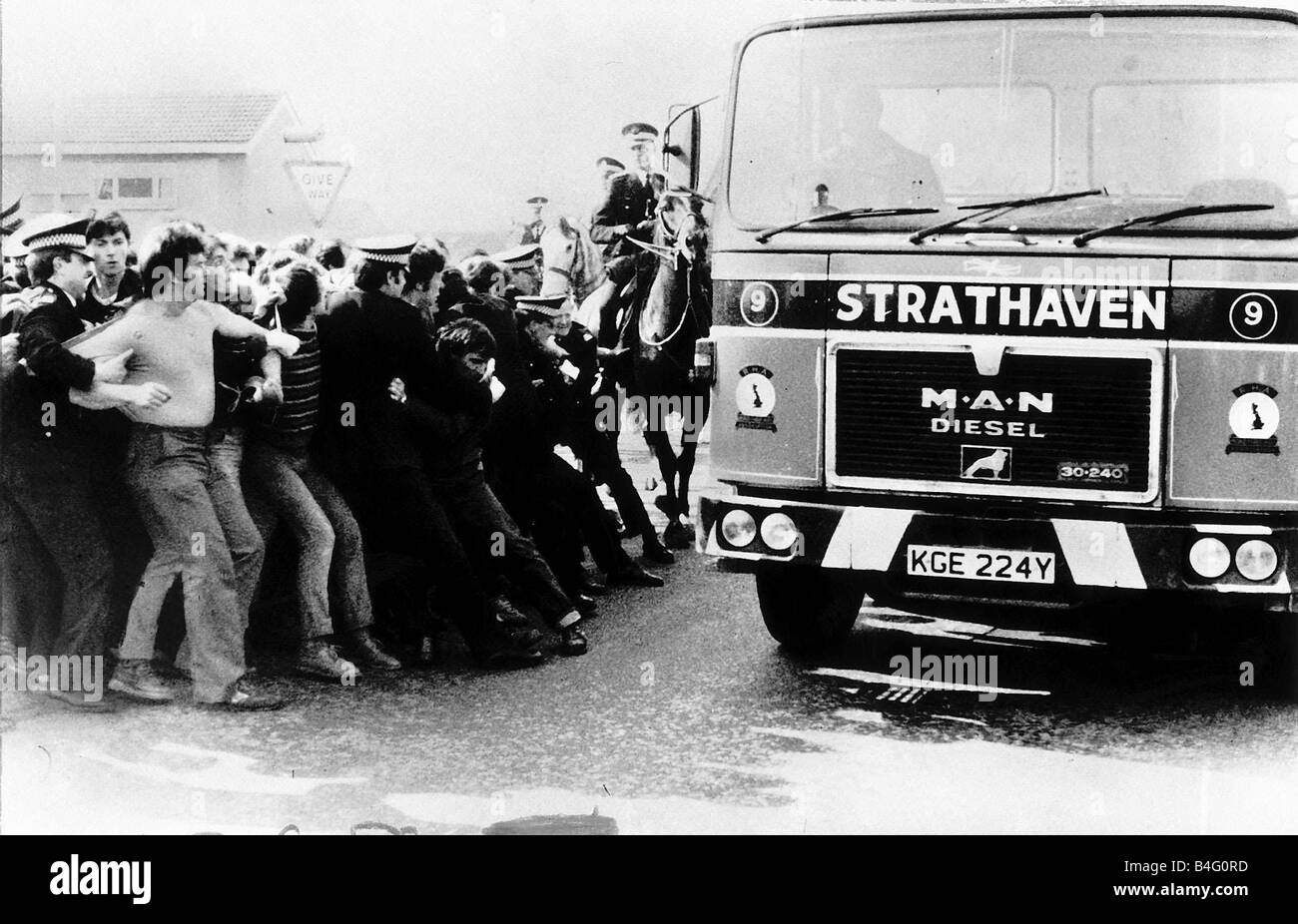 Police hold back picket line protestors to let through lorry carrying coal at Ravenscraig Scotland during Miners strike May 1984 Stock Photo
