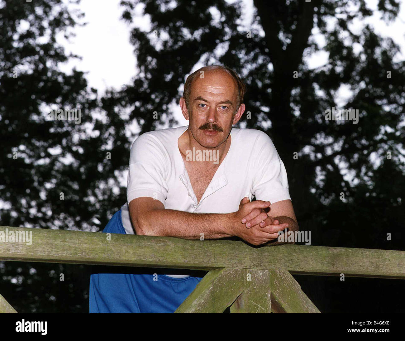 Roy Marsden actor leaning over wooden gate Stock Photo