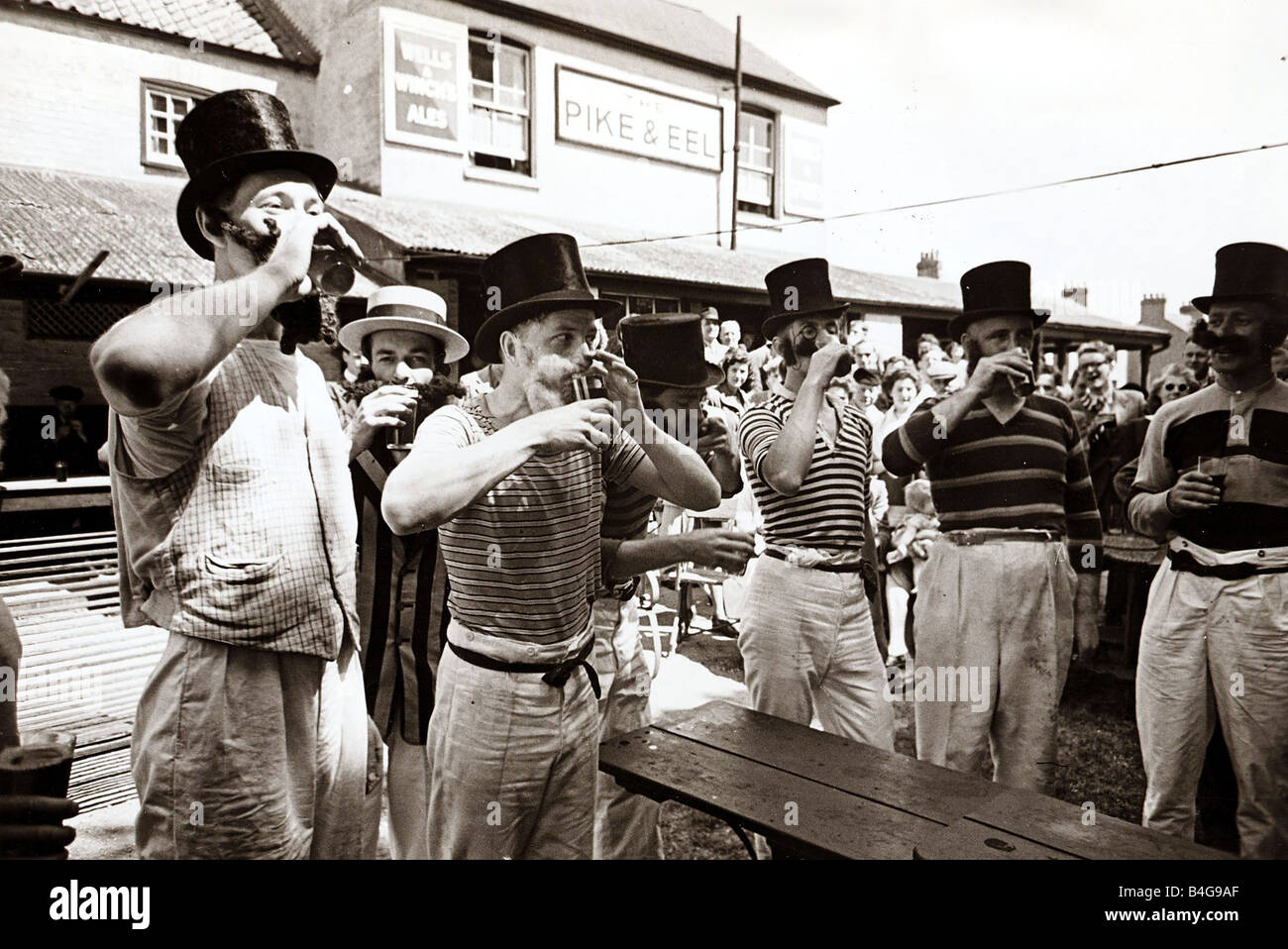Men top hats drinking High Resolution 