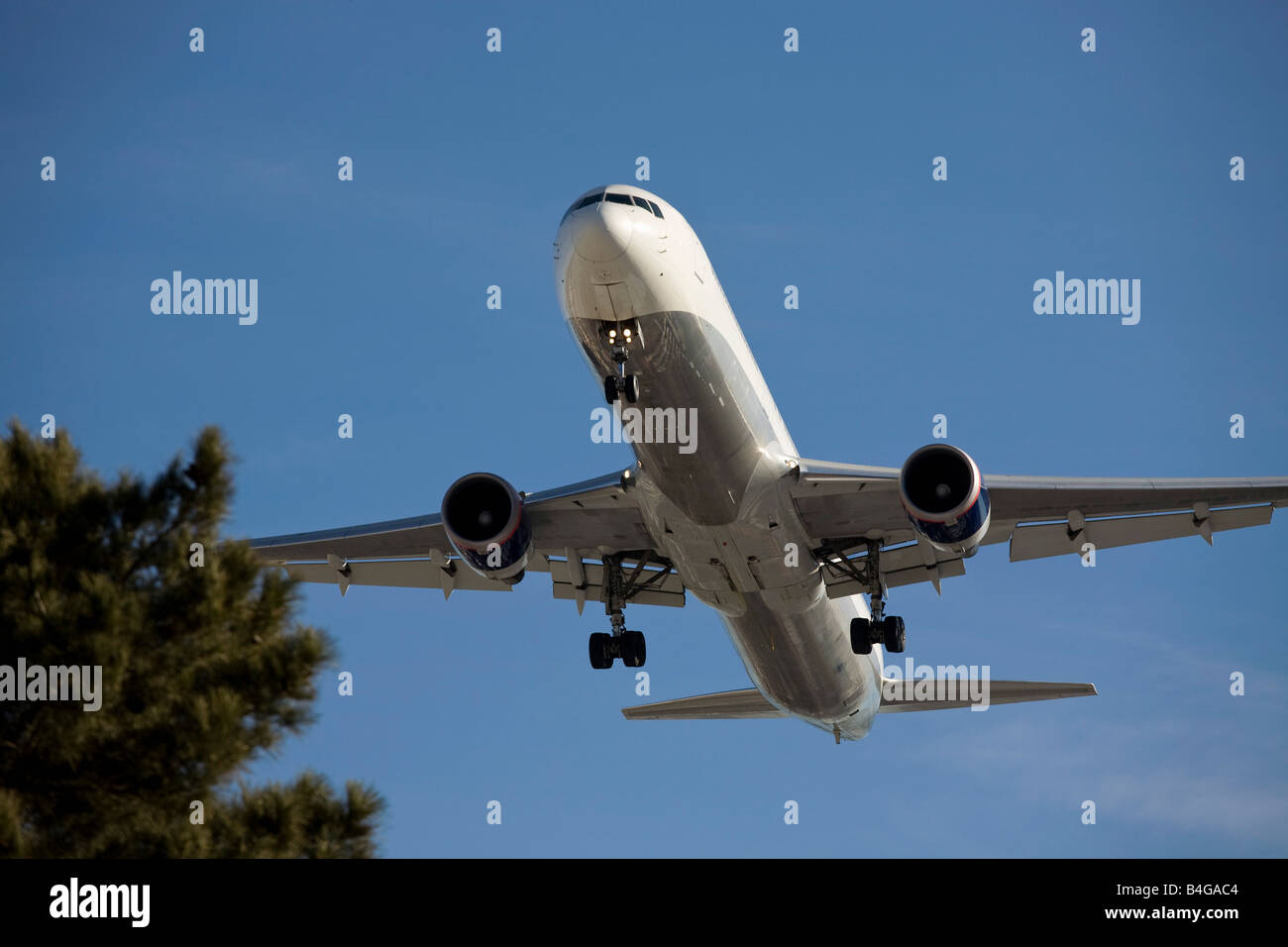An airplane making a descent Stock Photo