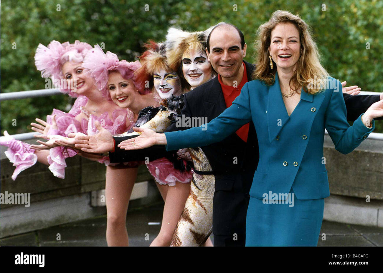 David Suchet Actor With Actress Jenny Seagrove And Girls From The Cast Of Cats The Musical Stock Photo