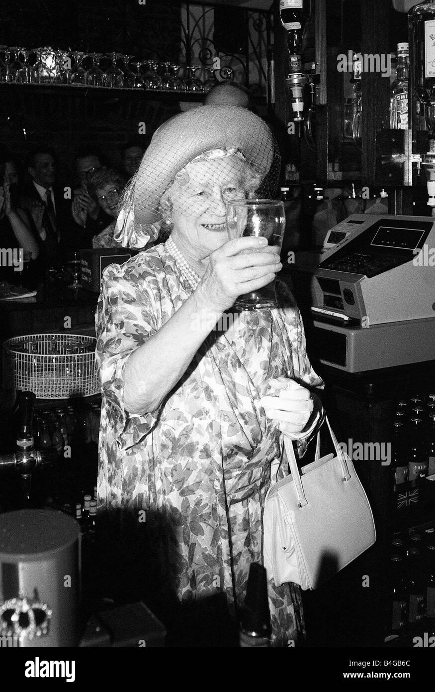 Queen Mother drinks a pint of beer in a pub in Stepney Stock Photo