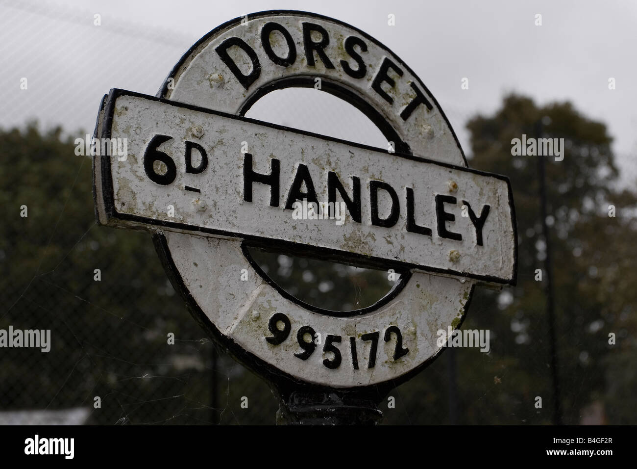 https://c8.alamy.com/comp/B4GF2R/traditional-dorset-fingerpost-sign-at-sixpenny-handley-in-dorset-with-B4GF2R.jpg