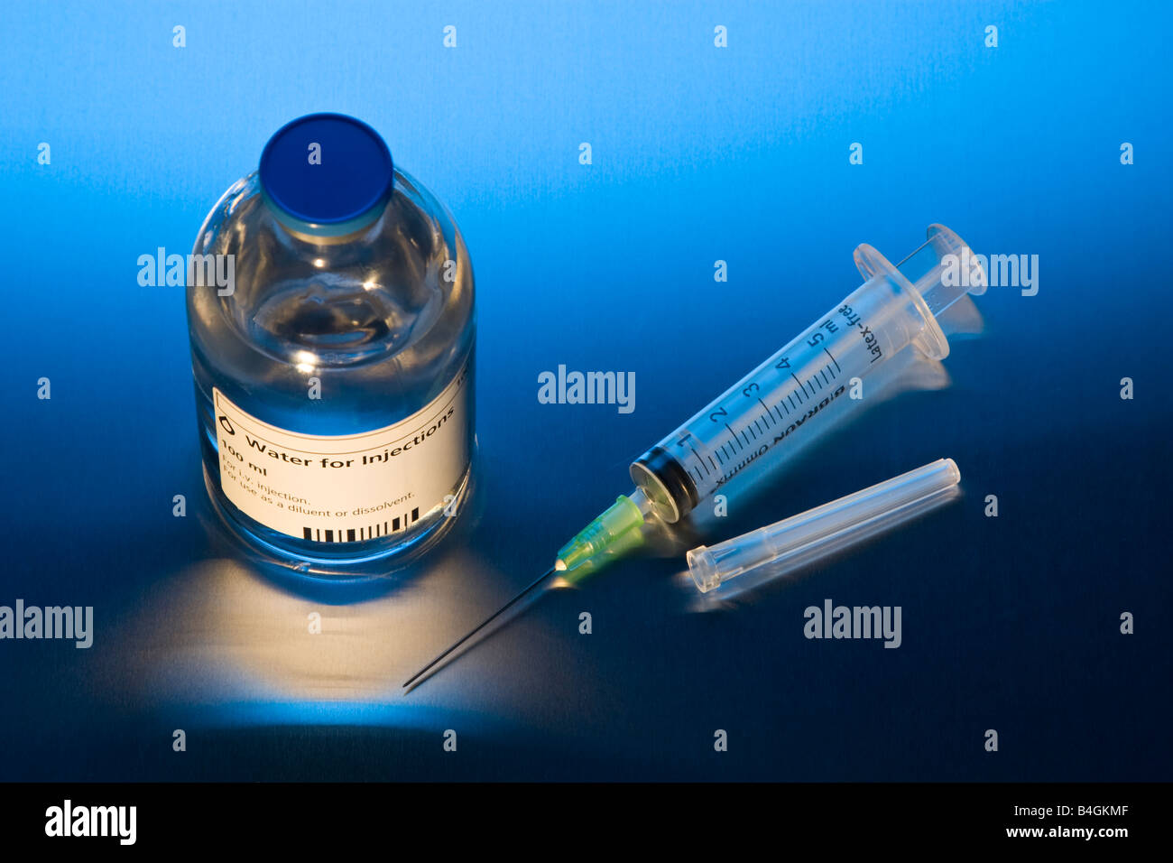 Sterile water and syringe for injections Stock Photo - Alamy
