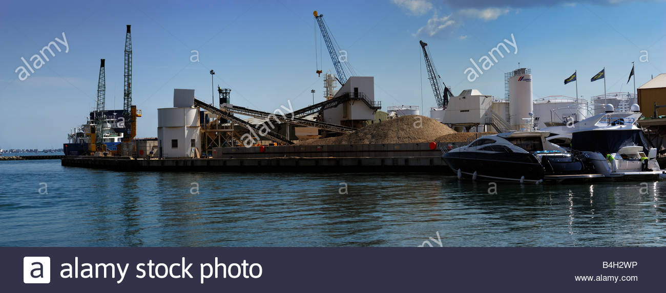 Poole Docks High Resolution Stock Photography and Images Alamy