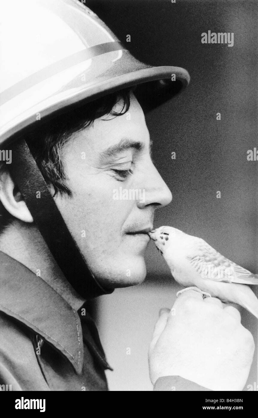 Fireman Ken Markell who gave kiss of life to budgie 1988 Stock Photo