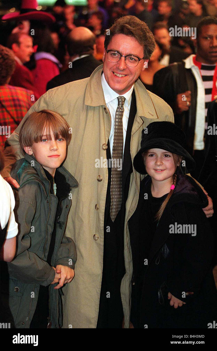 griff-rhys-jones-actor-comedian-with-his-two-children-B4H3MD.jpg