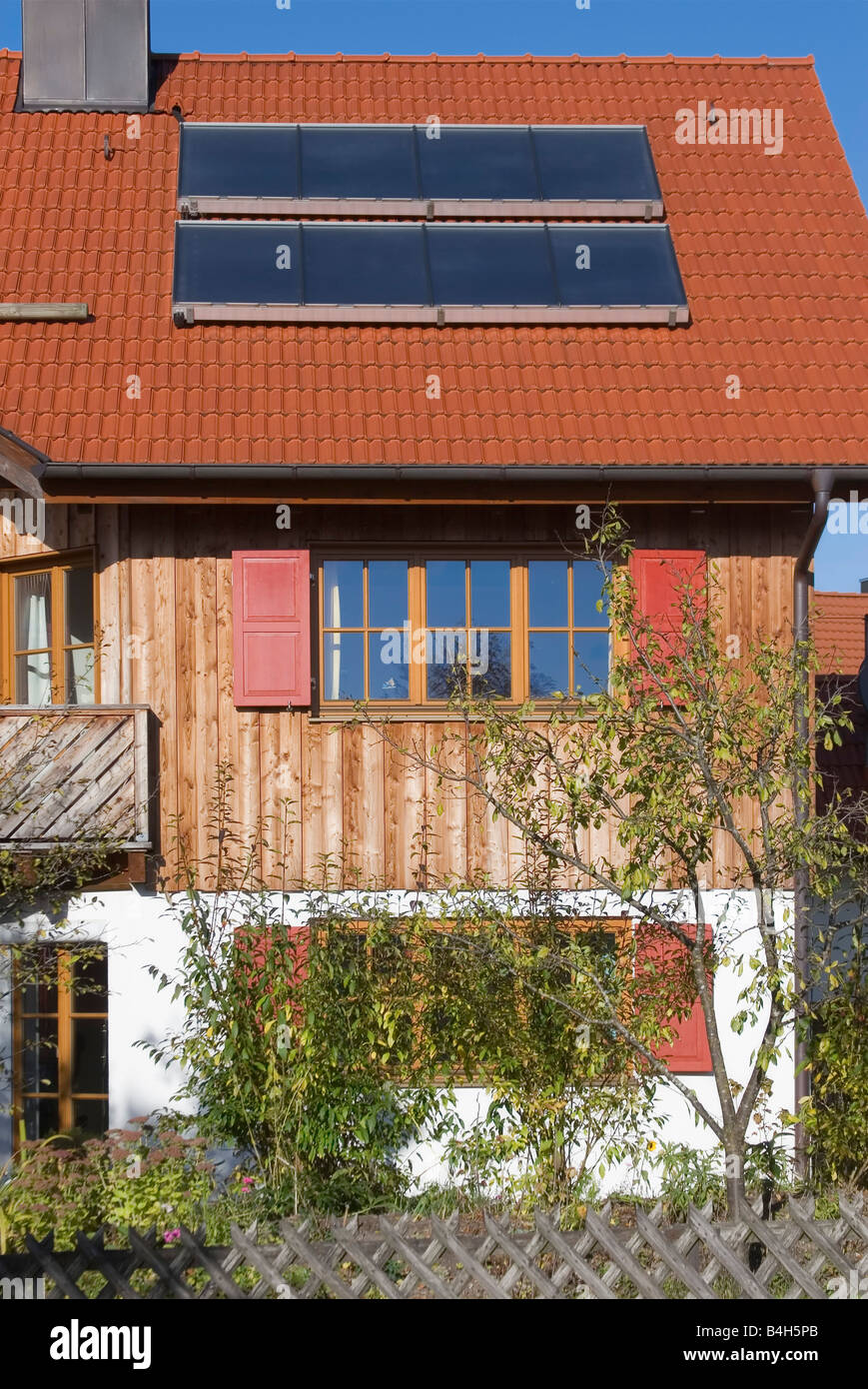 Solar panels on roof houses hi-res stock photography and images - Alamy