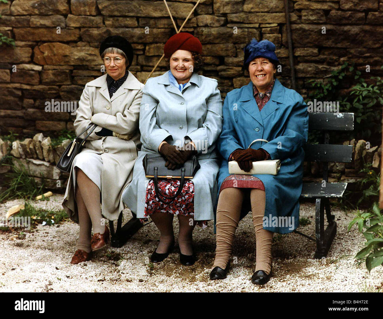 Kathy Staff actress stars in LAST OF THE SUMMER WINE plays NORA BATTY sits on park bench with frumpy friends Stock Photo