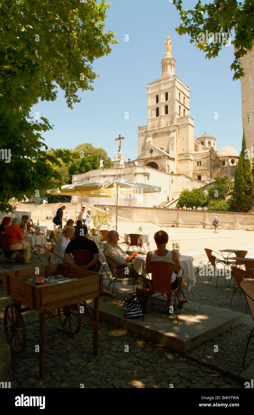 Tourists at pavement cafe, Avignon, Vaucluse, Provence-Alpes-Cote d'Azur, France Stock Photo