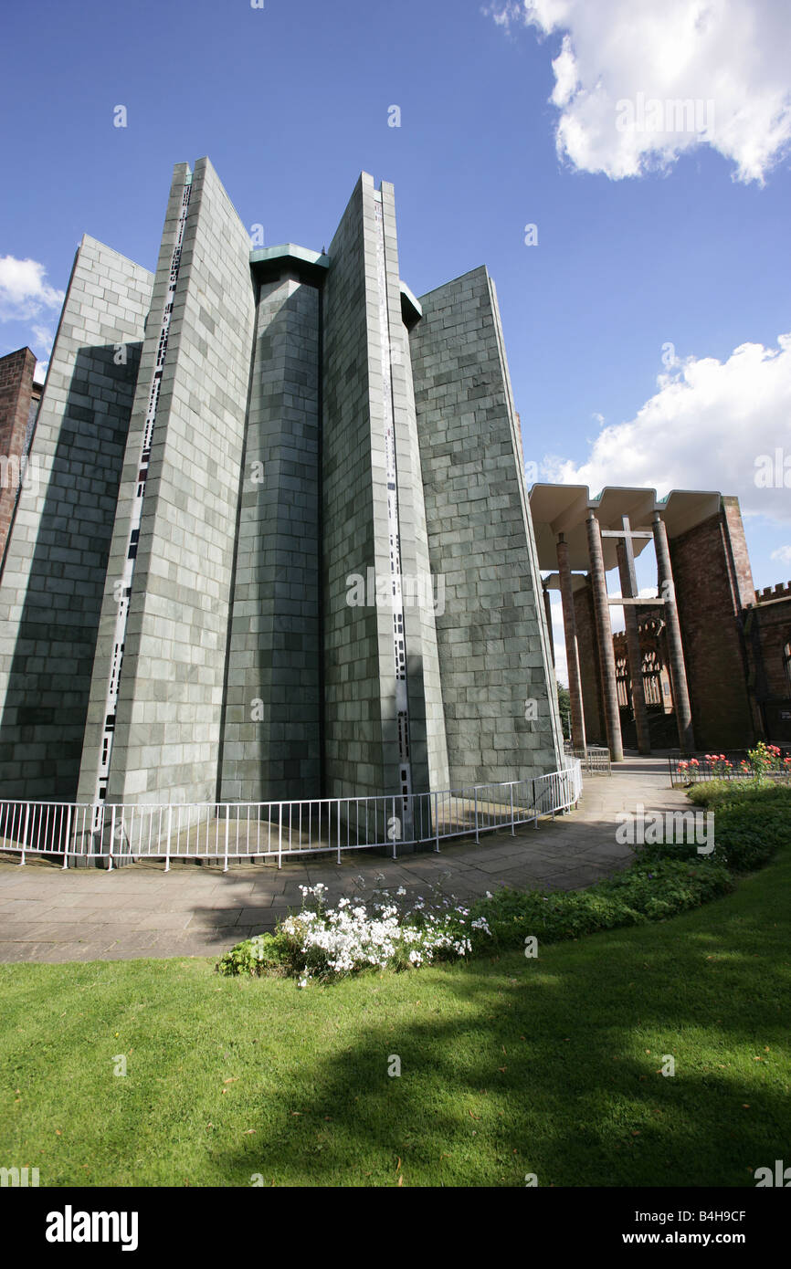 City of Coventry, England. Exterior view of the Chapel of Unity and south side of Saint Michael’s Cathedral. Stock Photo