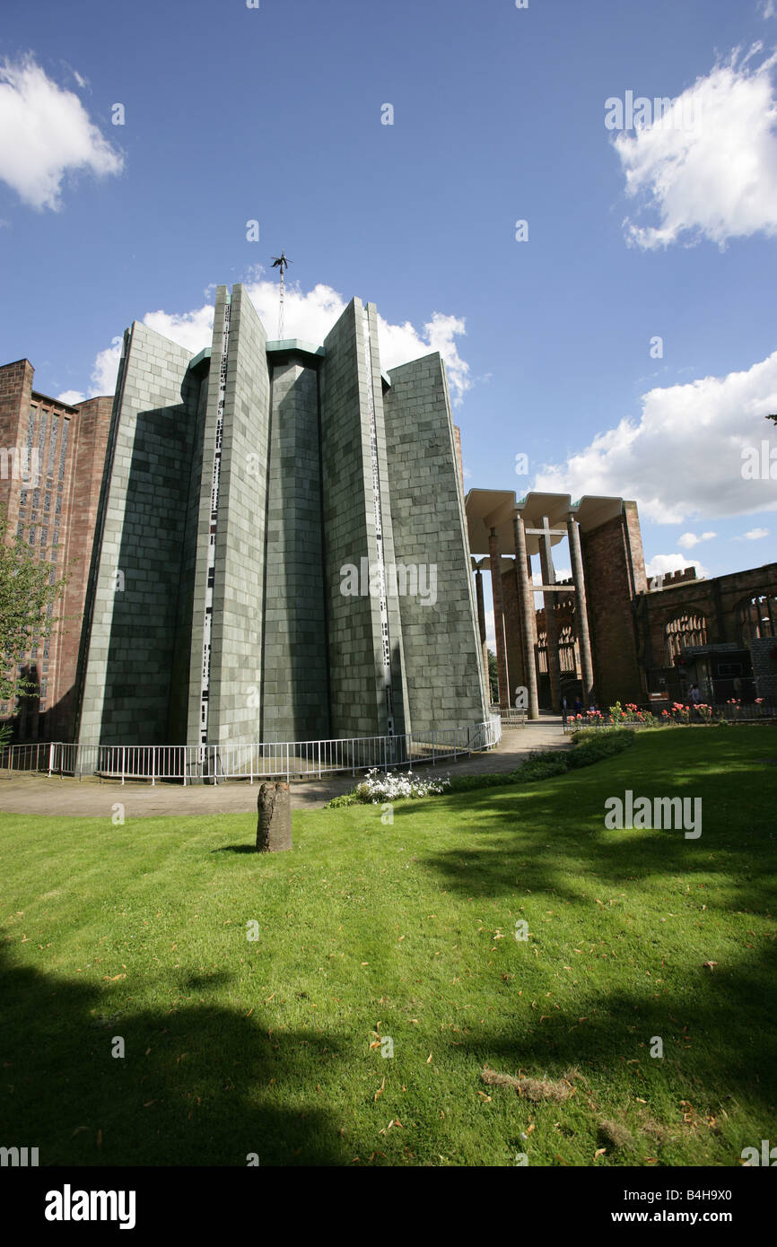 City of Coventry, England. Exterior view of the Chapel of Unity and south side of Saint Michael’s Cathedral. Stock Photo