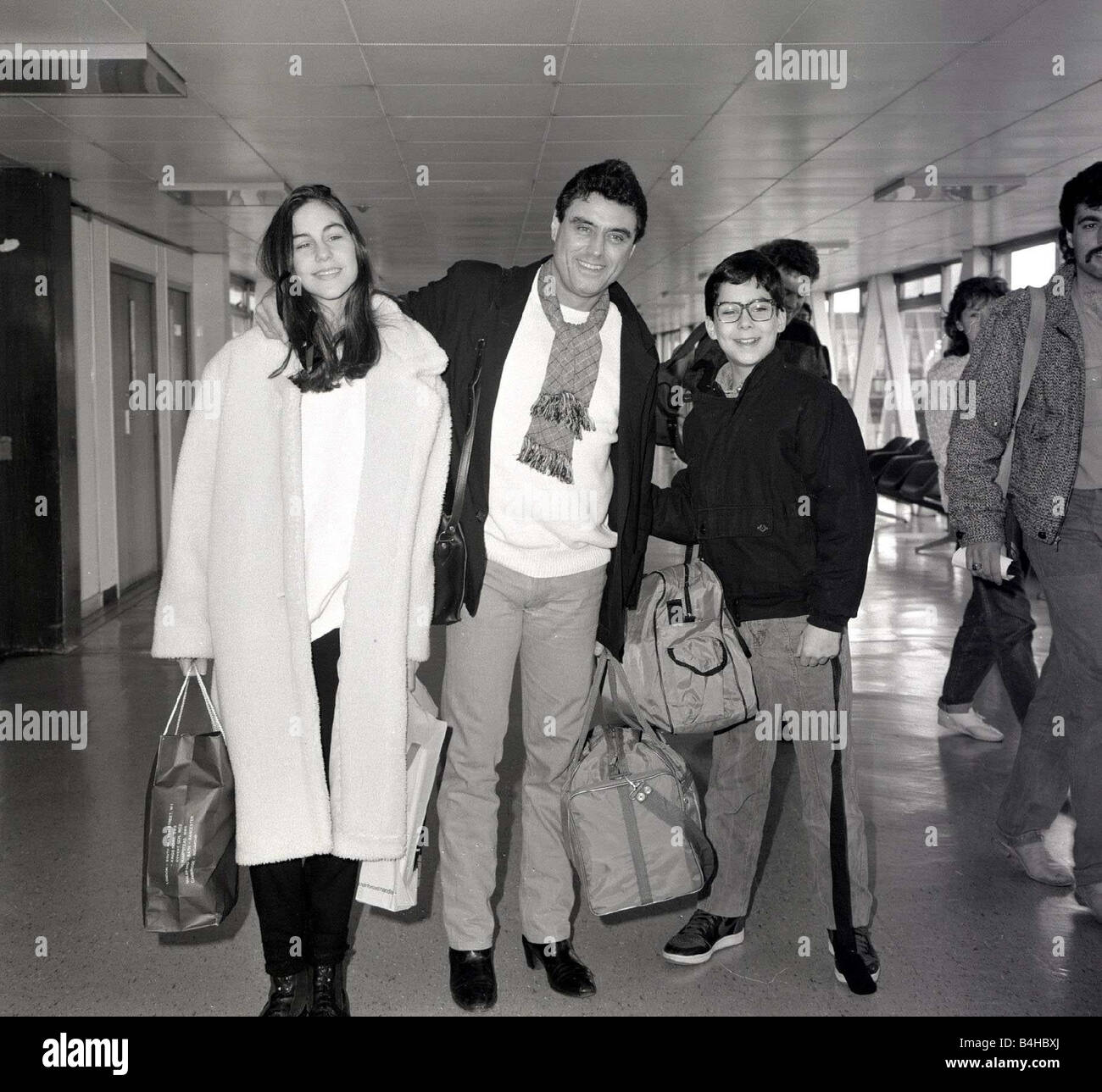 Ian McShane and children Morgan 11 Kate 15 leaving Heathrow Airport for Los Angeles LA March 1986 Photo - Alamy