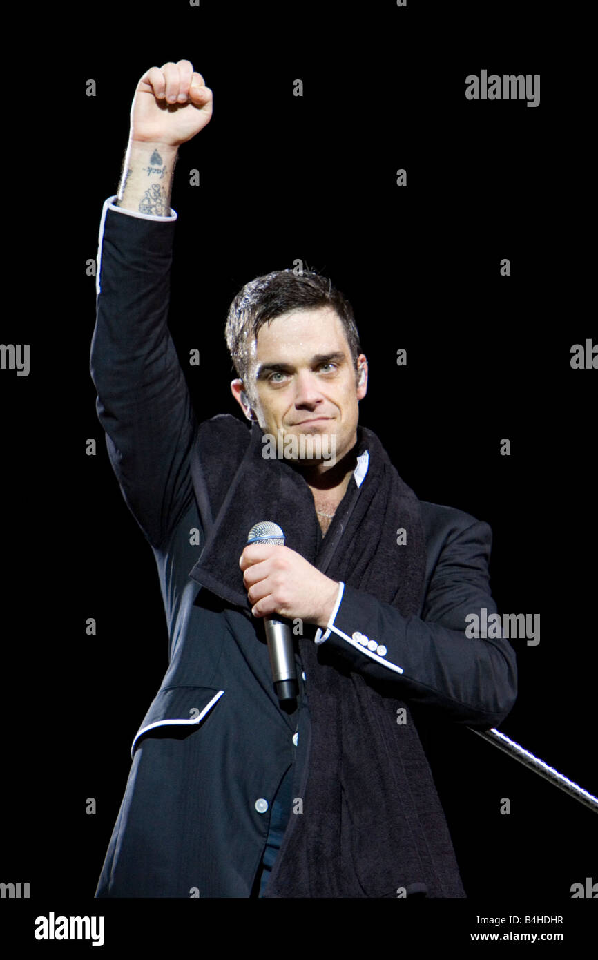 Singer robbie williams on stage hires stock photography and images Alamy