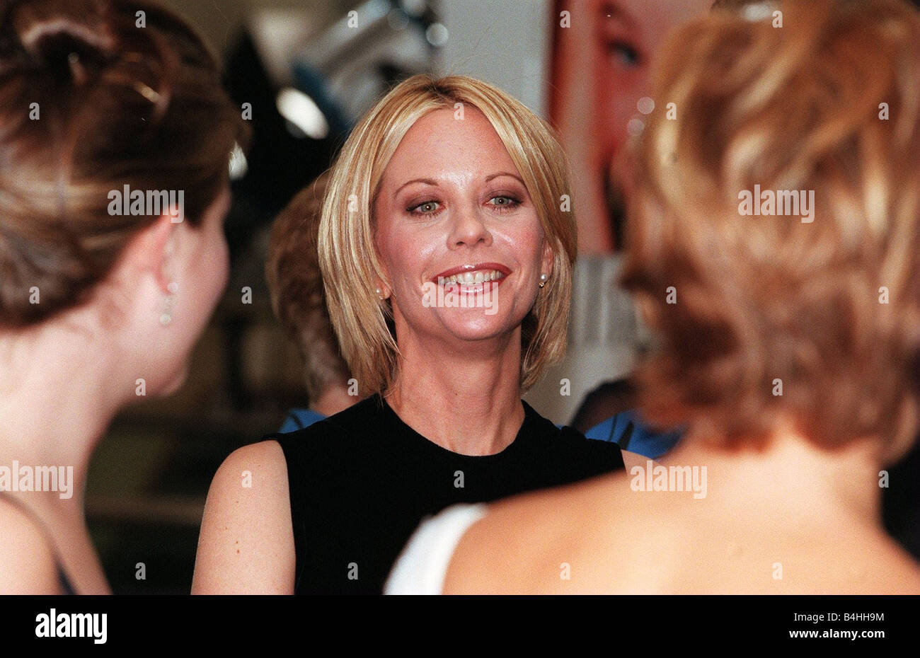 Exclusive!! Actress Meg Ryan checked that her zipper wasn't flying low  during a recently shopping trip in Santa Monica, Ca. 4/11/05 Stock Photo -  Alamy