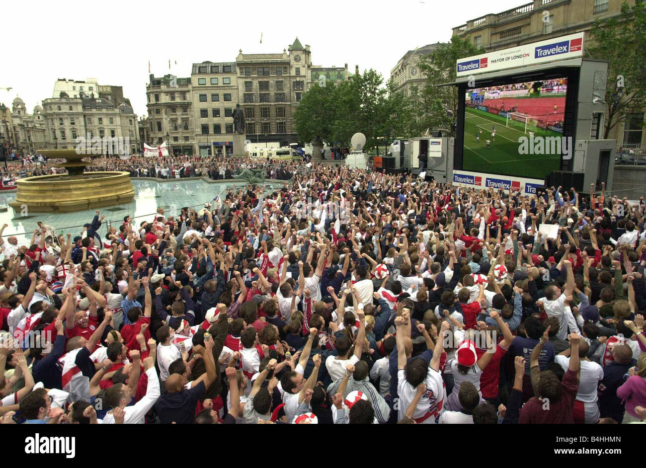 Football England v Brazil June 2002 World Cup Korea/Japan England football fans watch their team lose 2-1 to Brazil in the World Cup quarter finals on a large TV screen in Trafalgar Square, London THE SCENES IN TRAFALGAR SQUARE AS CROWDS WATCH ENGLAND BEATEN IN THE WORLD CUP ON A LARGE T.V. SCREEN THEN AFTER THE MATCH AND IN THE SQUARE'S FOUNTAINS GOAL Stock Photo