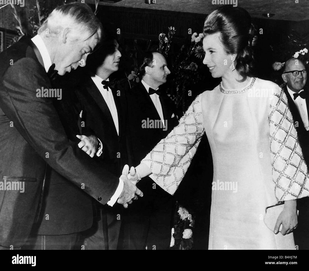 lee-marvin-actor-shakes-hands-with-princess-anne-1969-B4HJ7M.jpg