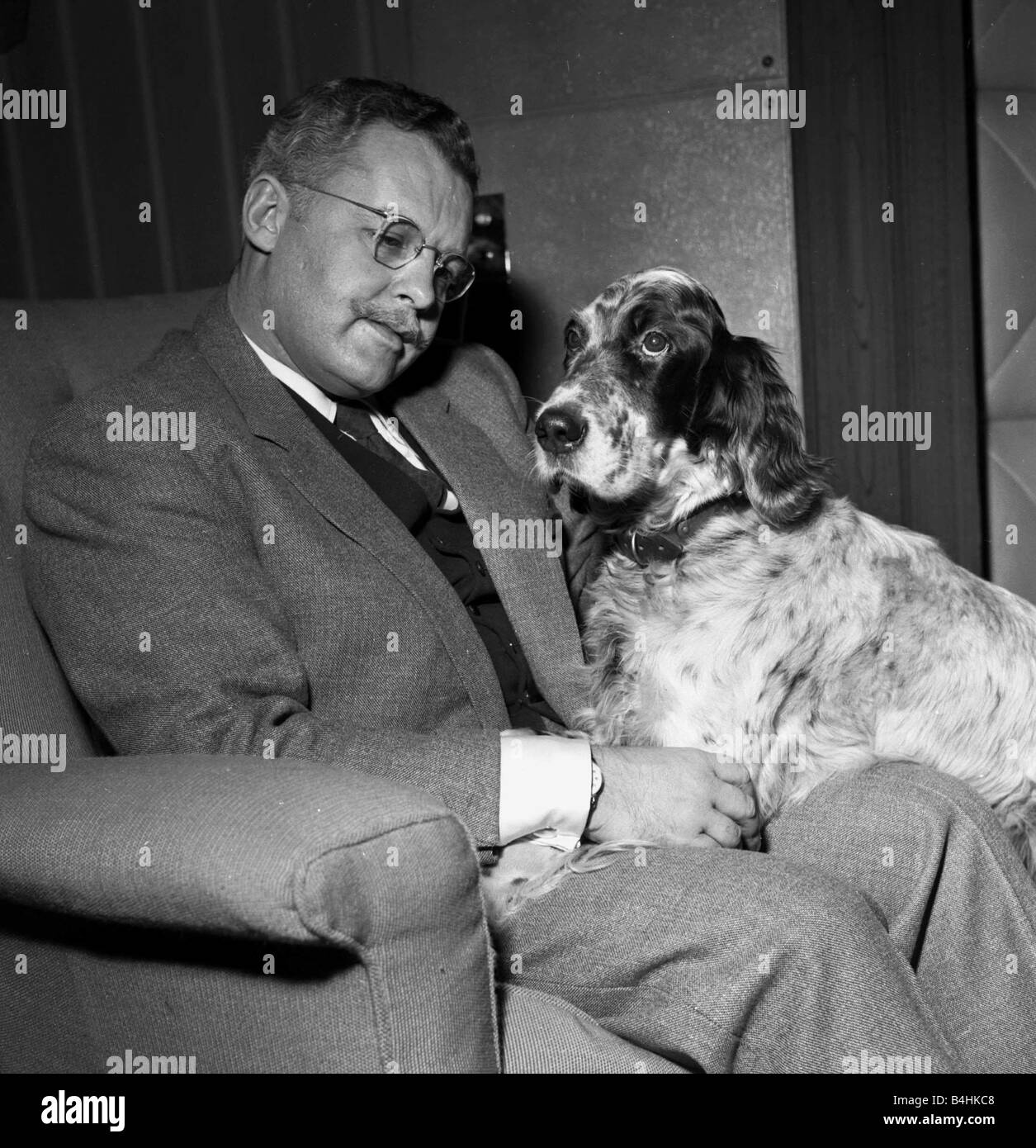 Actor Rod Steiger with his pet springer spaniel February 1957 Stock Photo