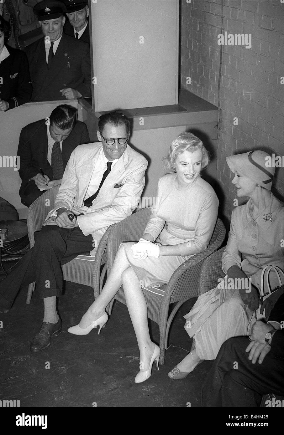 Marilyn Monroe With Her New Husband Arthur Miller And Actress Vivien Leigh Press Conference With Sir Laurence Olivier July 1956 Stock Photo Alamy