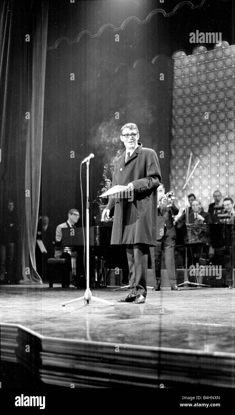 Actor Peter O Toole at Stars Shine for Jack Hylton holding a cigarette on stage talking to the audience May 1965 1960s Stock Photo