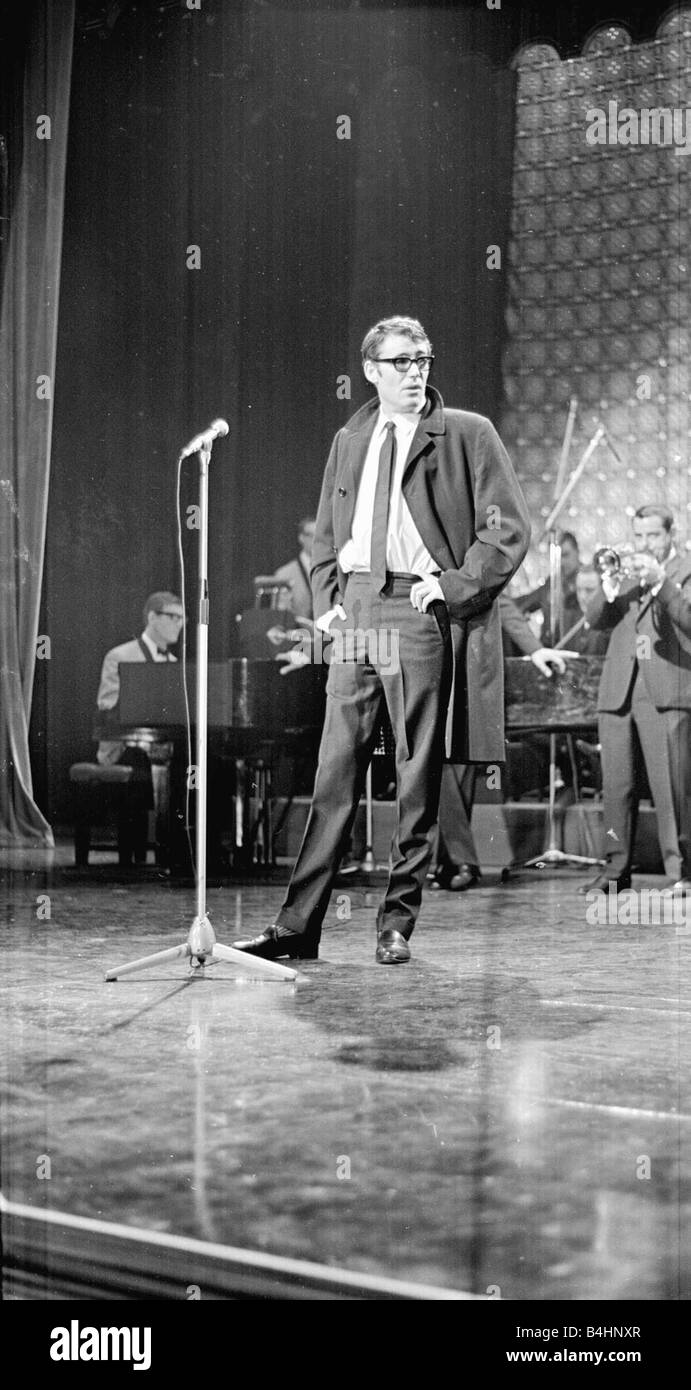 Actor Peter O Toole on stage at Stars Shine for Jack Hylton with an orchestra and live music May 1965 1960s Mirrorpix Stock Photo