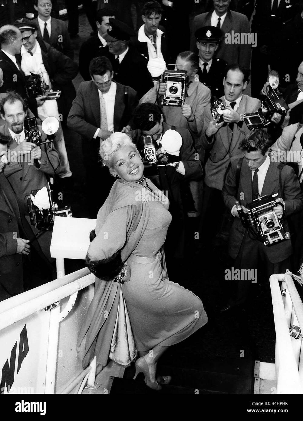 Jayne mansfield actress arriving london Black and White Stock Photos ...