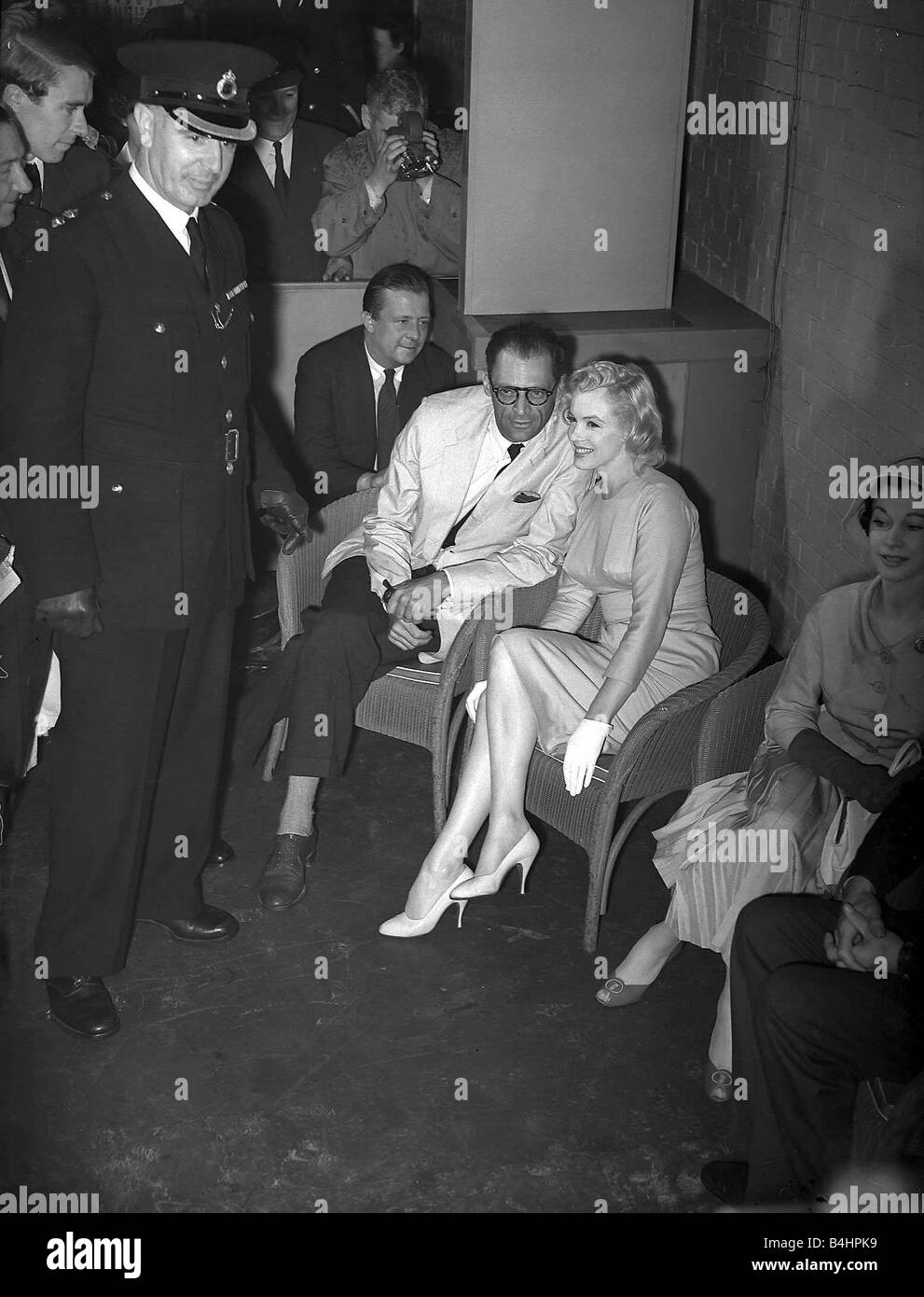 Marilyn Monroe With Arthur Miller At London Airport And Actress Vivien Leigh July 1956 Stock Photo Alamy