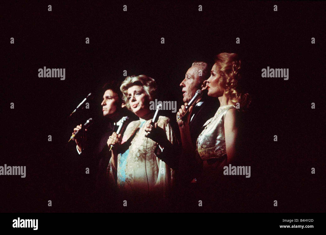 Bing Crosby in his last London show October 1977 With his wife Kathy Crosby R his son Harry Crosby L and Rosemary Clooney Stock Photo