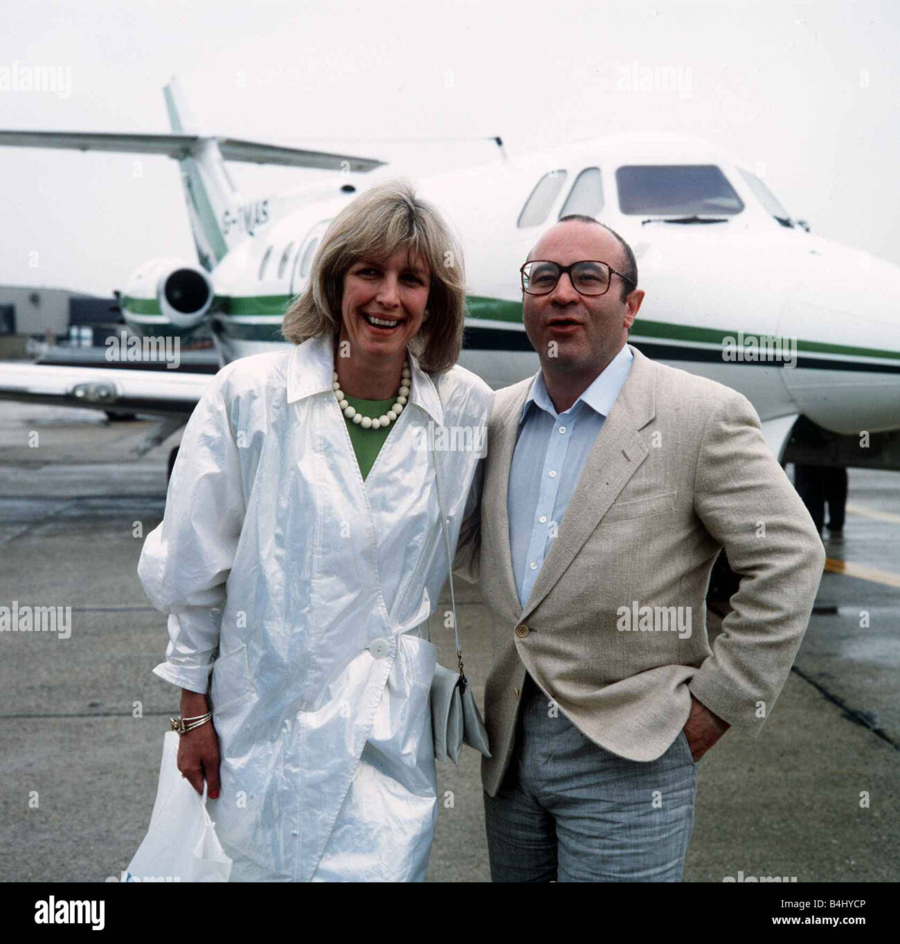 Bob Hoskins Actor with his wife Linda after returning back from the Cannes Film Festival by an Executive BAe 125 Jet May 1986 Stock Photo