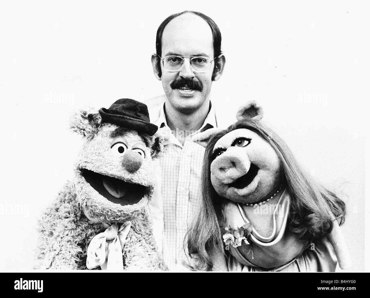 TV Progs The Muppet Show Puppeteer Frank Oz Actor poses with Muppets Fozzie Bear Miss Piggy August 1977 dbase msi Stock Photo