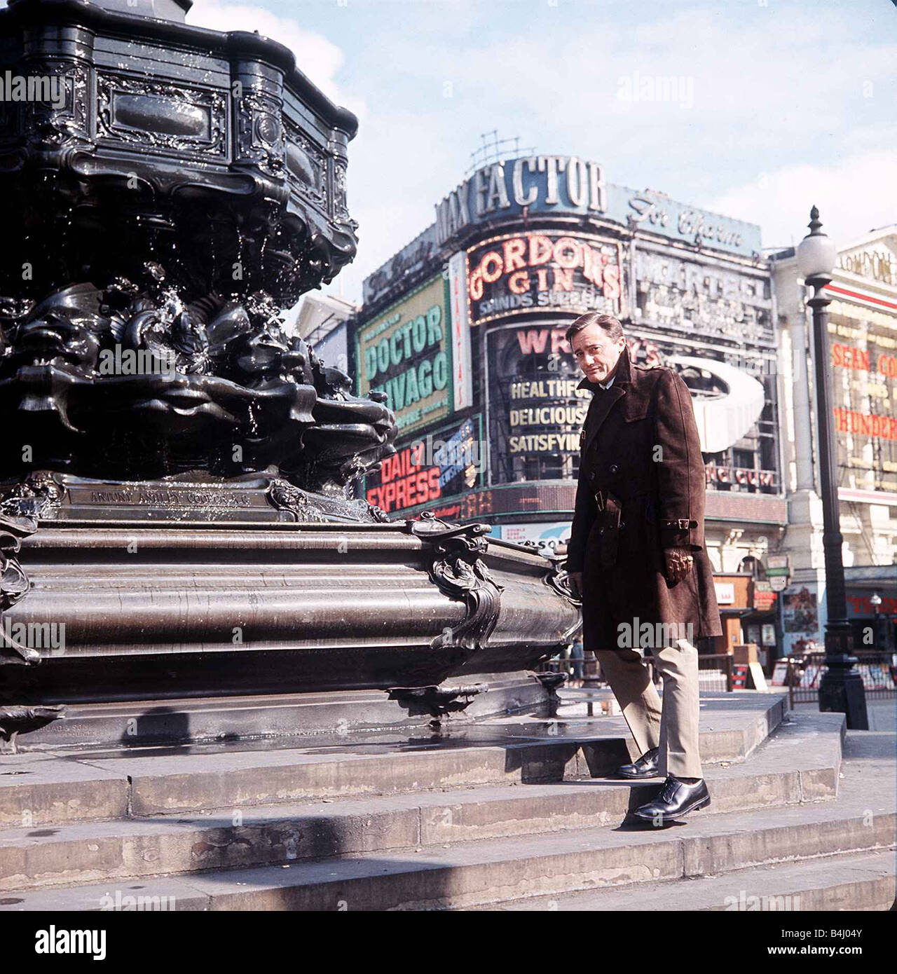 American actor Robert Vaughn in Piccadilly Circus Stock Photo Alamy