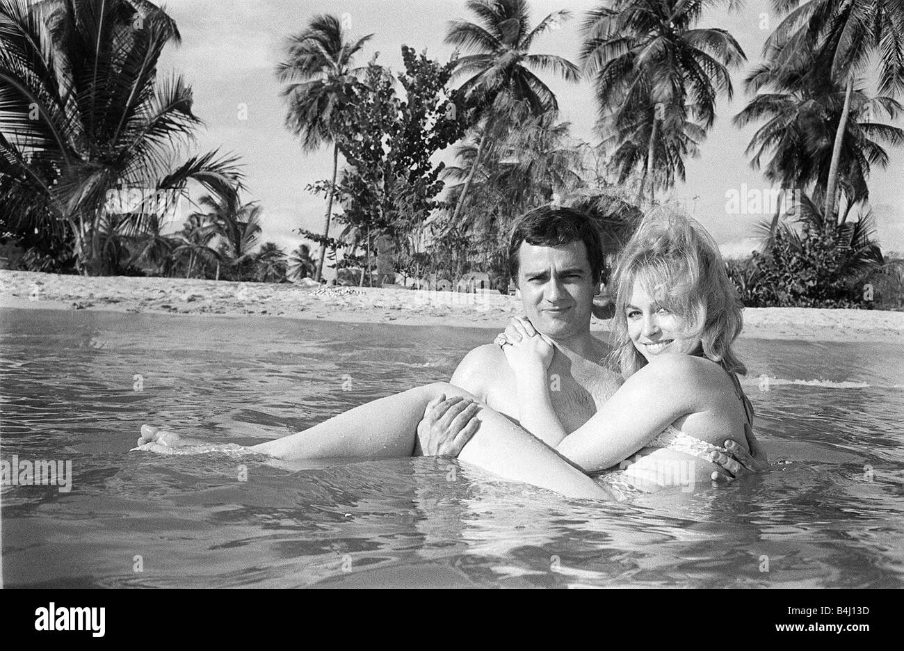 Actor Dudley Moore with Suzy Kendall on holiday 1966 in Caribbean Stock Photo