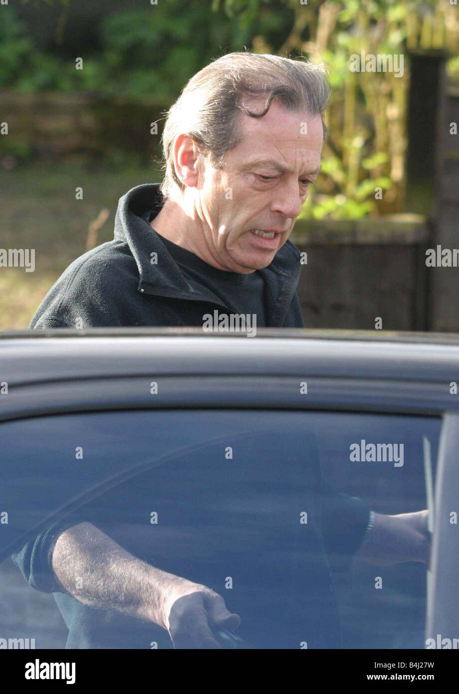 Actor Leslie Grantham leaves his Wimbledon home today Stock Photo