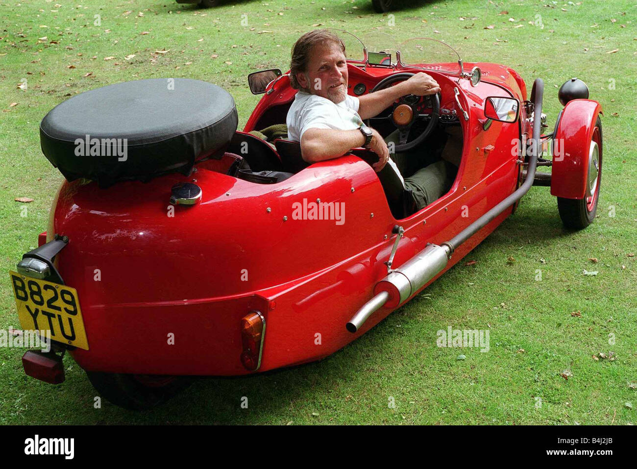 LOMAX KIT CAR ROAD RECORD JULY 1997 CHRIS RIGBY OWNER RED 2CV BASED LOMAX KIT CAR RED THREE WHEELED KIT CAR ROAD RECORD MOTORING SUPPLEMENT Stock Photo