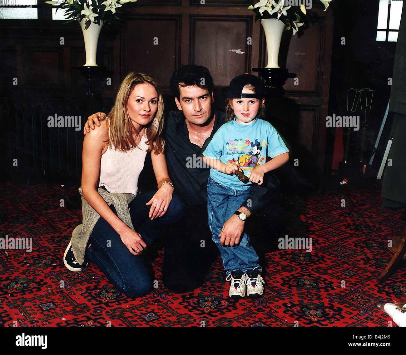 Charlie Sheen with Leandra Strand and daughter Tyla in August 1997 Stock Photo