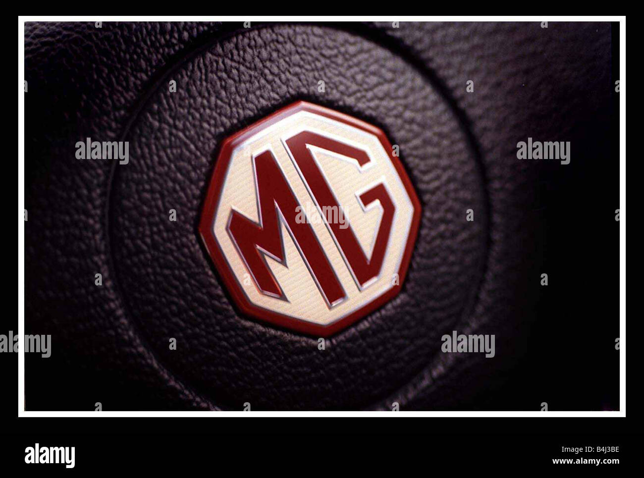 MG MGF December 1999 Steering whell boss MG logo badge Stock Photo