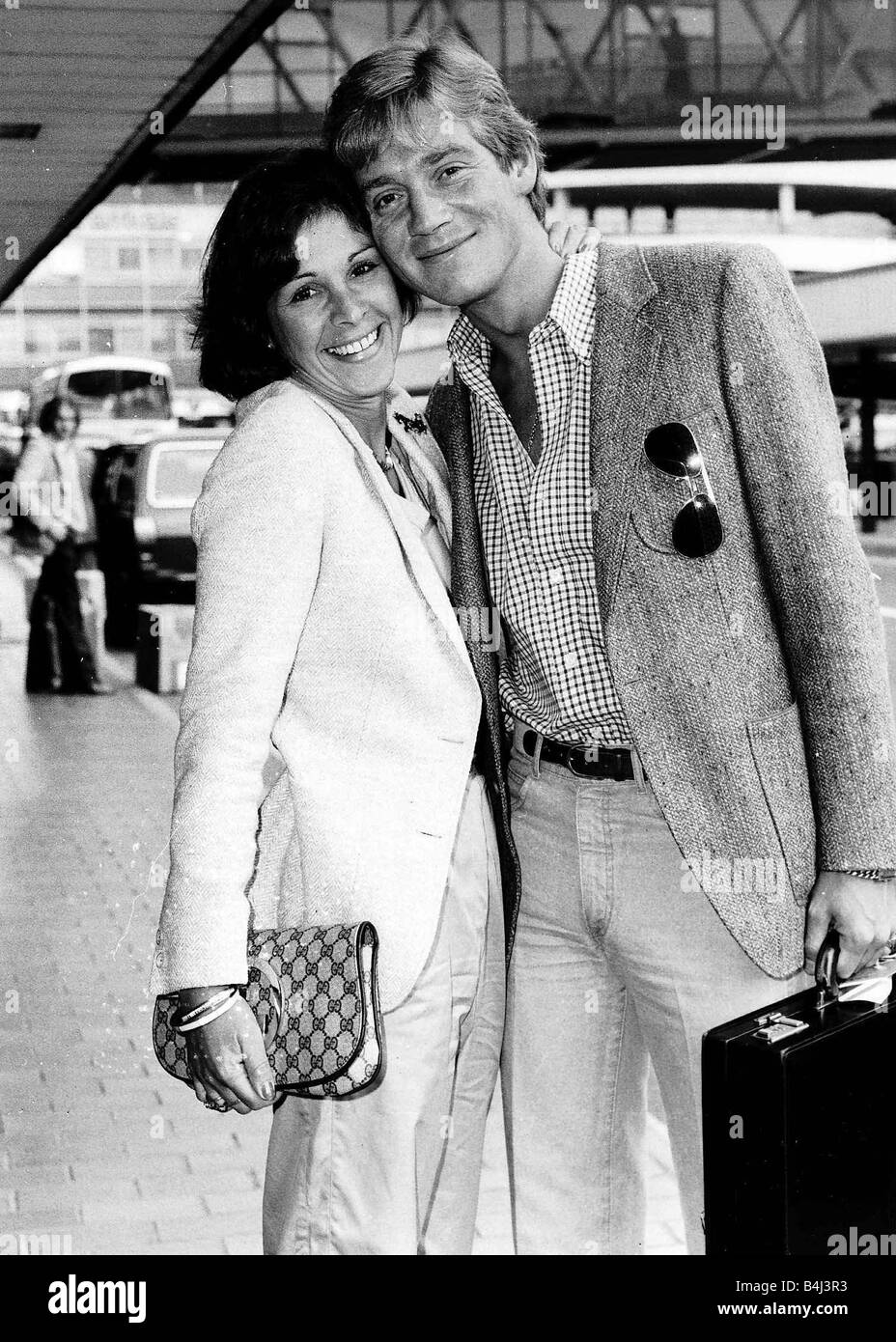 Anthony Andrews Actor with his wife Georgina at the airport June 1981 DBase MSI Stock Photo
