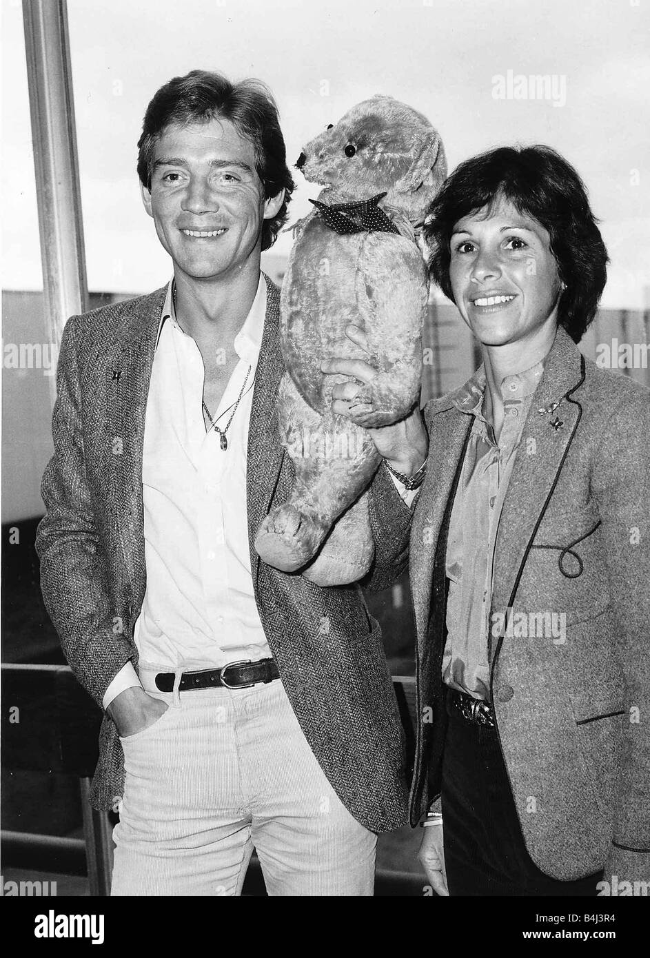 Anthony Andrews Actor with wife and Aloysius the Teddy Bear from Brideshead Revisited which is insured for 20 000 January 1982 Stock Photo