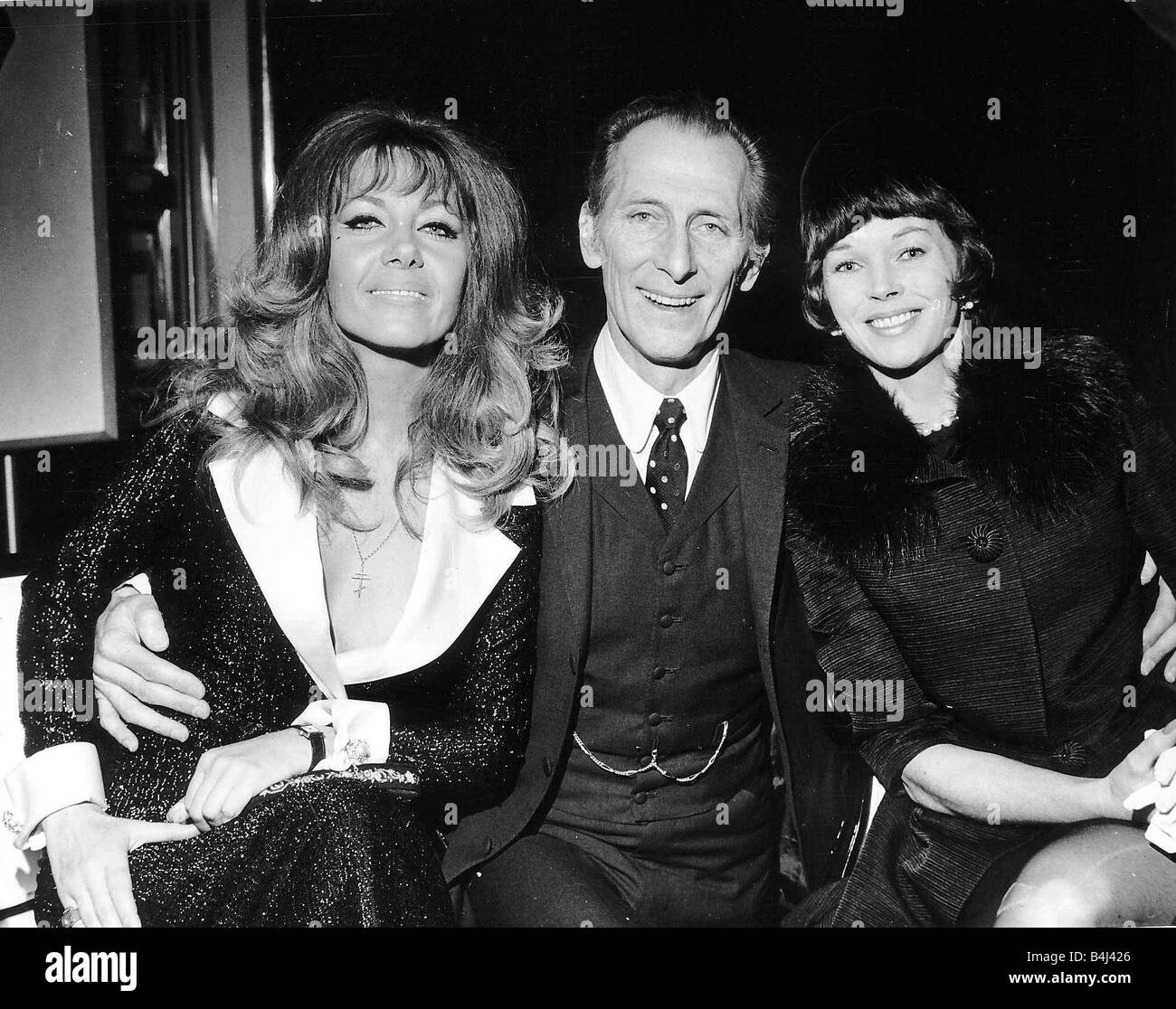 Peter Cushing actor with actresses Ingrid Pitt and Dawn Addams dbase msi Stock Photo