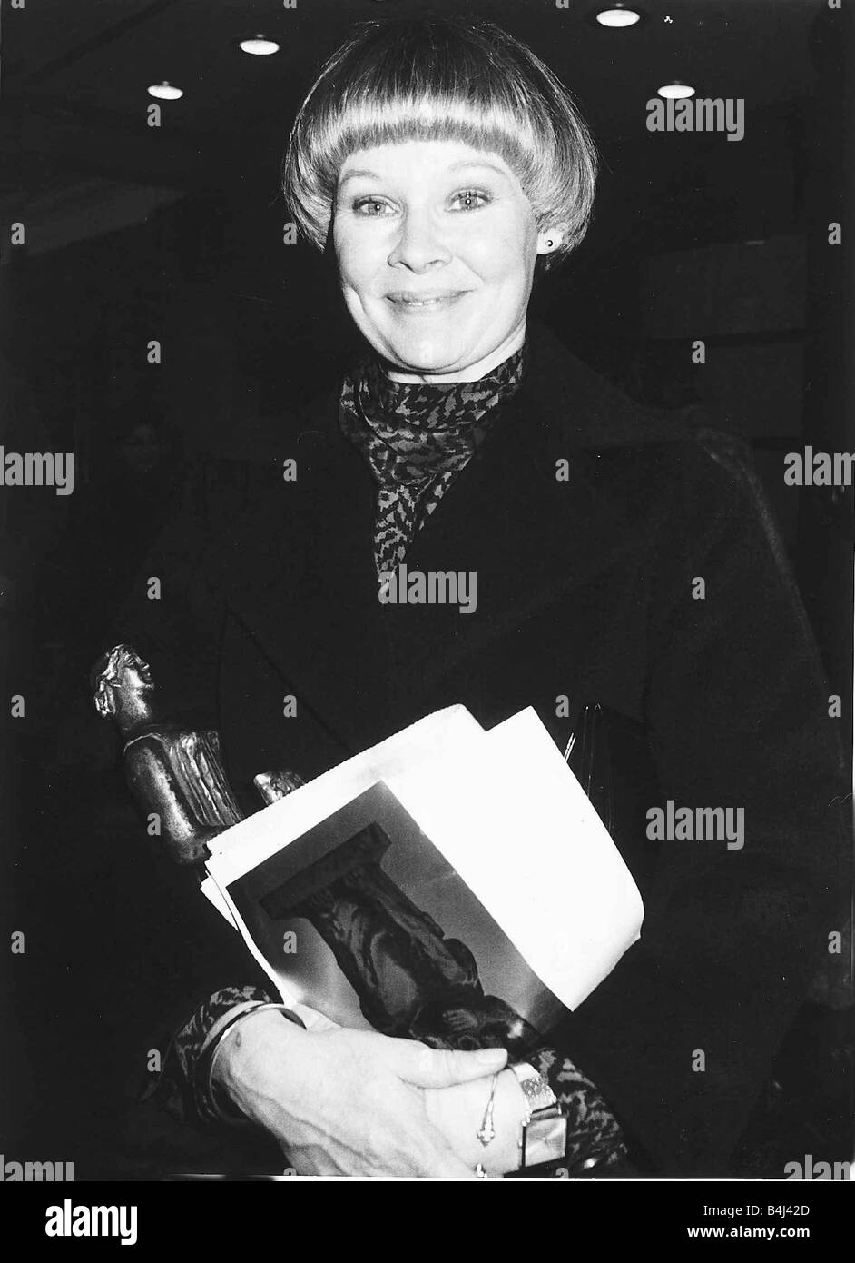 Actress Judi Dench wins best actresss award at The Standard Drama Awards for Juno and the Paycock January 1981 dbase MSI Stock Photo