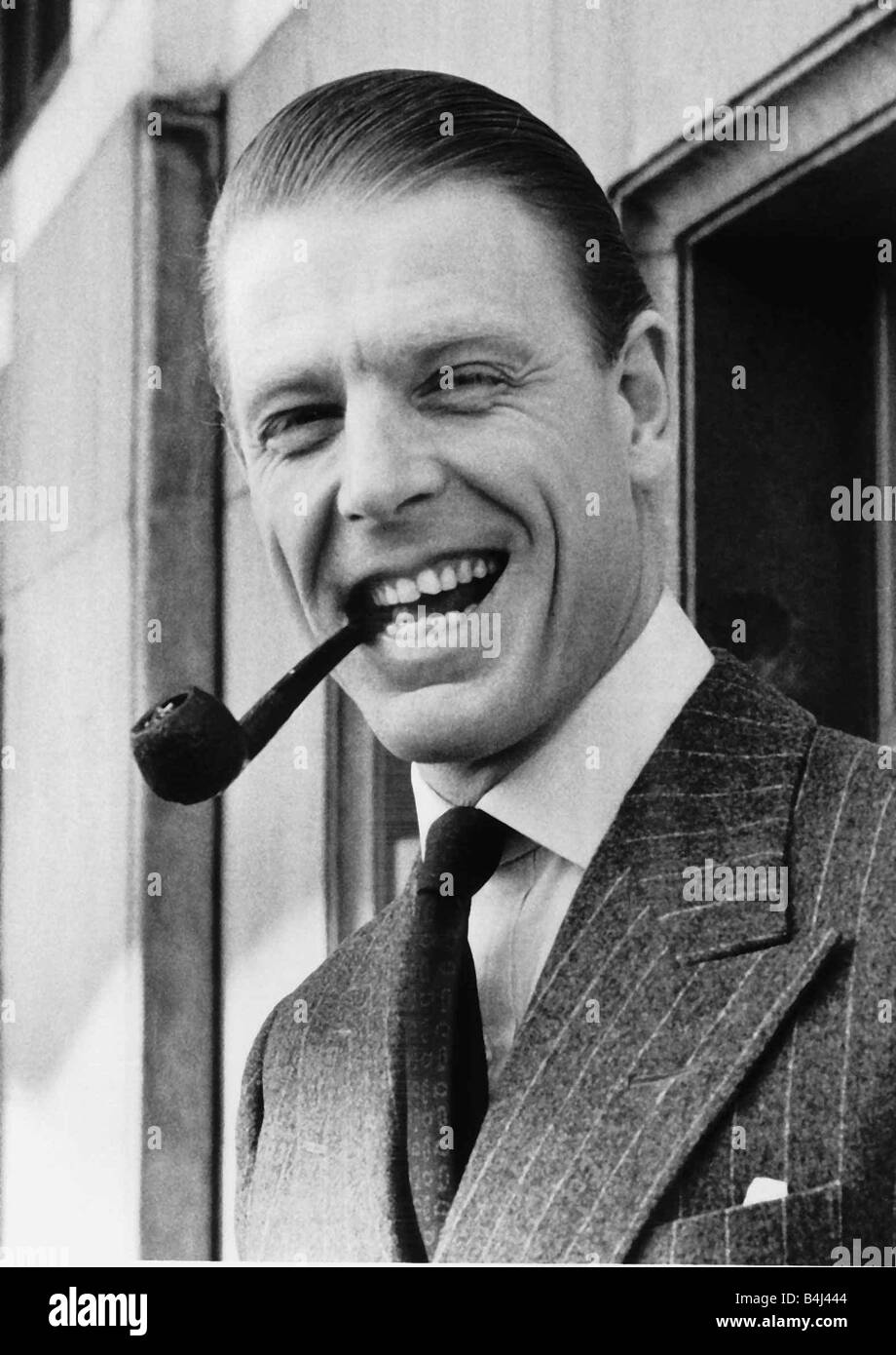 Edward Fox Actor after being made Pipeman of the Year Award January 1980 Dbase MSI Stock Photo