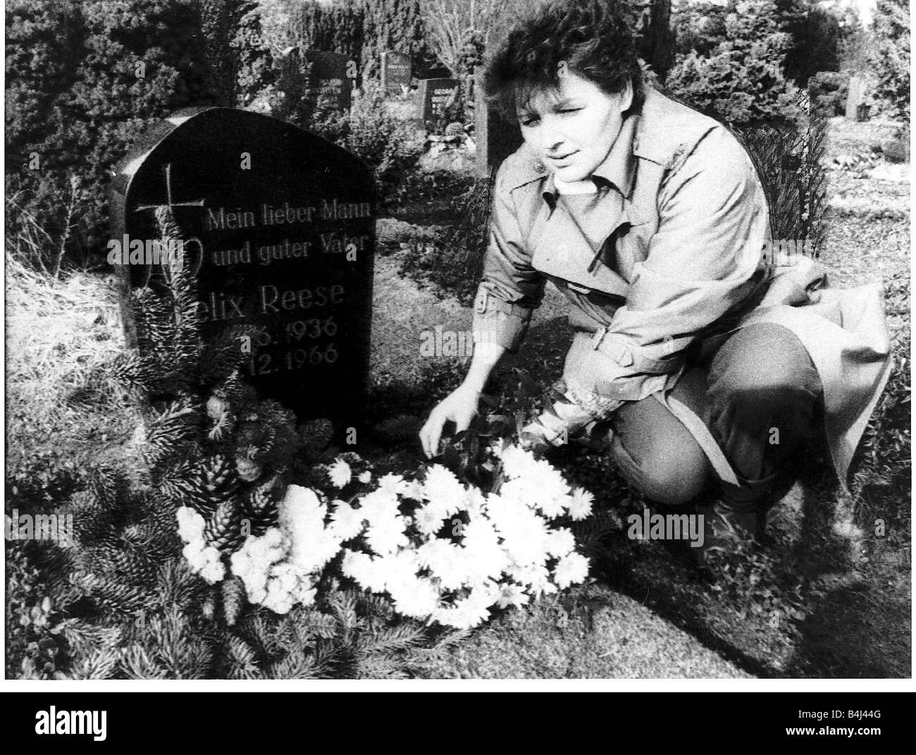 Lizel Reese puts flowers on her husbands grave Felix Reese he was Stock