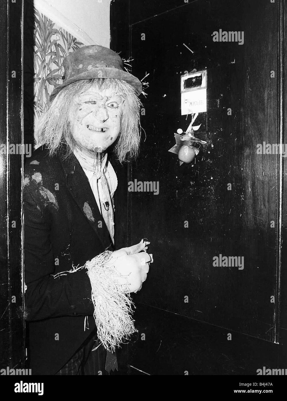 Jon Pertwee actor in costume as Worzel Gummidge at his dressing room door Cambridge Theatre London December 1981 Dbase MSI Stock Photo