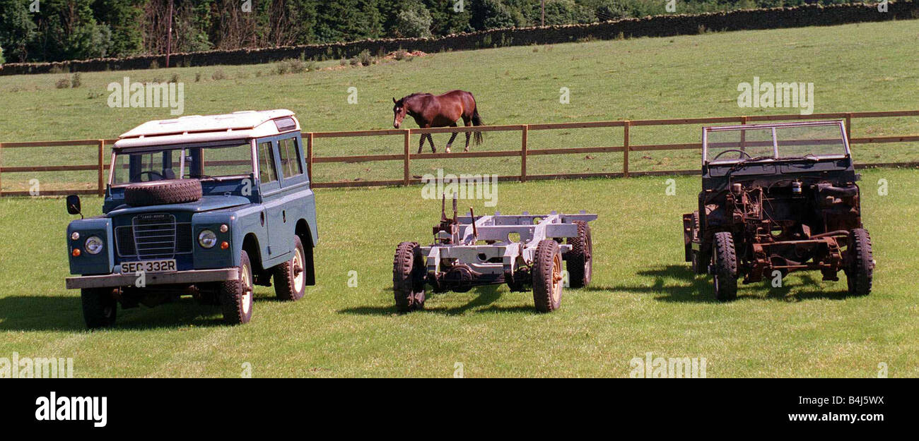Earlston Glenburnie Farm July 1998 Land Rovers in stages of building Stock Photo