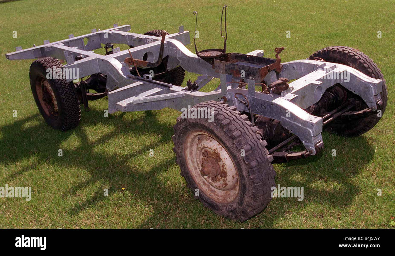 Land Rovers in stages of building July 1998 New Chassis with running gear Earlston Glenburnie Farm Stock Photo