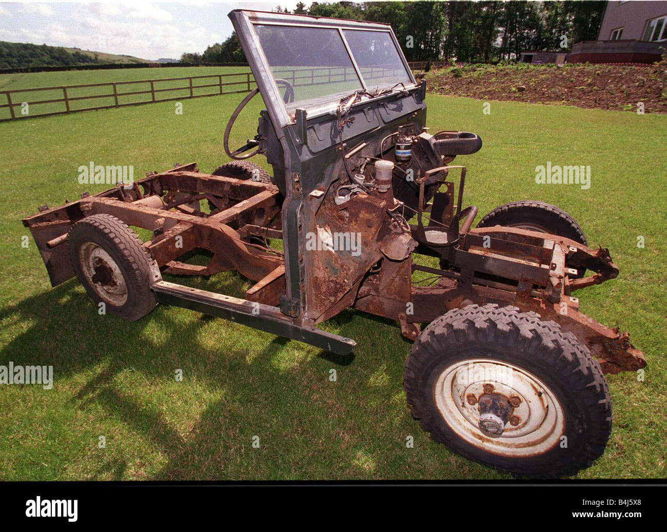 Land Rover in stages of building July 1998 Donar Vehicle from this parts taken to build on new Chassis Earlston Glenburnie Farm Stock Photo