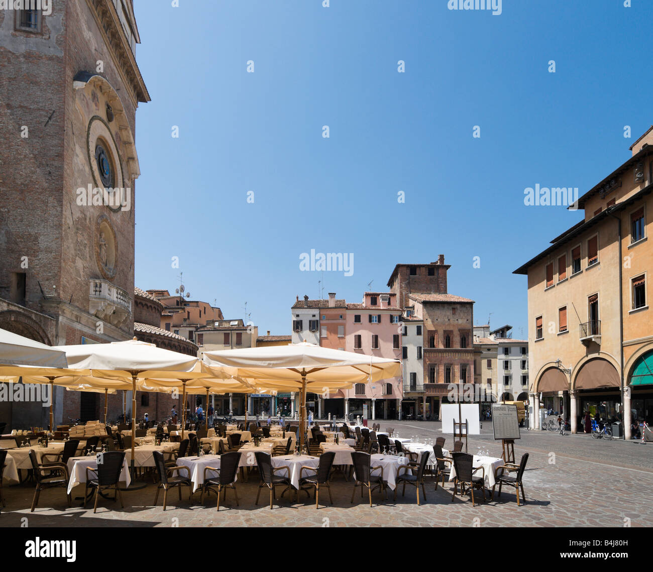 Restaurant outside the Palazzo della Ragione in Piazza dell'Erbe, Mantua,  Lombardy, Italy Stock Photo