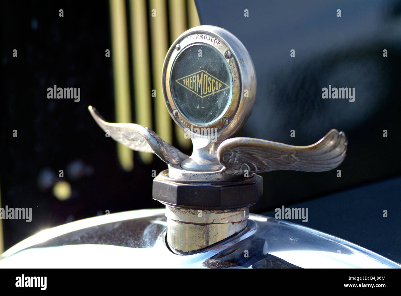 vintage car radiator top thermoscop temperature gauge Stock Photo - Alamy